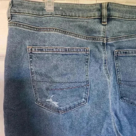 American Eagle Women's *NWOT Mom Distressed Blue Denim Jeans Size 20 - Picture 7 of 12
